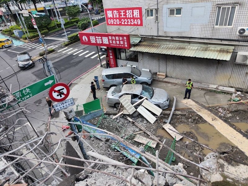 一輛聯結車今天清晨自撞新北市台一高架隔音防護牆,導致車鈄鋼梁傾斜掉落橋下壓毀兩輛汽車,現場無人受傷,肇因待查。記者曾伯愷/翻攝 一輛聯結車今天清晨自撞新北市台一高架隔音防護牆,導致車鈄鋼梁傾斜掉落橋下壓毀兩輛汽車,現場無人受傷,肇因待查。記者曾伯愷/翻攝