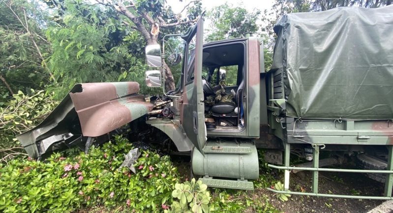 陸軍八軍團43砲指部中型戰術輪車,今日上午在屏東楓港路段不明原因發生車禍,7人送醫。圖/翻攝自記者爆料網 陸軍八軍團43砲指部中型戰術輪車,今日上午在屏東楓港路段不明原因發生車禍,7人送醫。圖/翻攝自記者爆料網