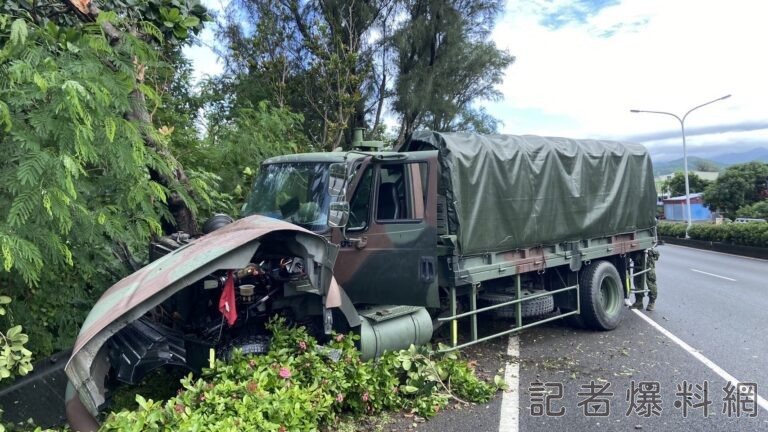 陸軍八軍團43砲指部中型戰術輪車,今日上午在屏東楓港路段不明原因發生車禍,7人送醫。圖/翻攝自記者爆料網 陸軍八軍團43砲指部中型戰術輪車,今日上午在屏東楓港路段不明原因發生車禍,7人送醫。圖/翻攝自記者爆料網