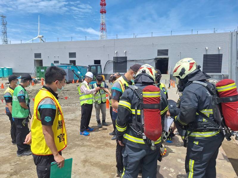 海龍離岸風電鹿港升壓站二氧化碳外洩，警消趕到搶救受傷員工。圖／民眾提供