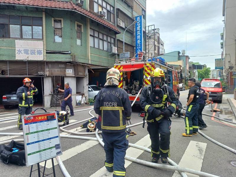 台中市北區篤行路的透天厝在今天上午傳出火警，一名男子疑逃生墜落3樓送醫。圖／讀者提供