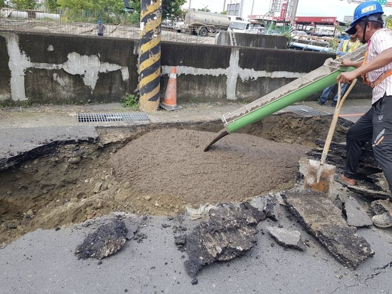 南市水利局獲報後，已請廠商協助灌漿回填穩定道路，維護行車安全。圖／民眾提供