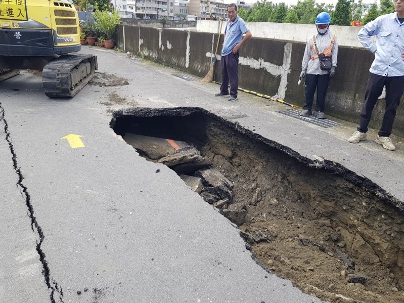 台南市安南區培安路與育安三街今早8點多路面又見1米長天坑，正逢上下班交通尖峰期，嚇壞不少用路人，所幸並無人車跌落。圖／民眾提供