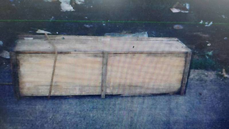 新北市樹林區28年前一名邱姓男子因熱烈追求張姓女子,引發張女兒子不滿,找來簡姓同學、簡父及其廖姓友人幫忙談判,結果邱男遭圍毆重傷,尚有一絲氣息卻被裝進木箱,丟棄在桃園市龜山區致死。圖/警方提供 新北市樹林區28年前一名邱姓男子因熱烈追求張姓女子,引發張女兒子不滿,找來簡姓同學、簡父及其廖姓友人幫忙談判,結果邱男遭圍毆重傷,尚有一絲氣息卻被裝進木箱,丟棄在桃園市龜山區致死。圖/警方提供