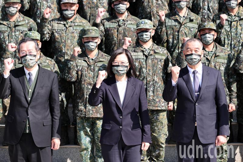 前總統蔡英文(中)與國防部前部長邱國正(右)前年底參加陸軍43砲指部考潭營區營舍啟用典禮,國防部長顧立雄(左)當時是國安會祕書長。圖/聯合報系資料照片 前總統蔡英文(中)與國防部前部長邱國正(右)前年底參加陸軍43砲指部考潭營區營舍啟用典禮,國防部長顧立雄(左)當時是國安會祕書長。圖/聯合報系資料照片