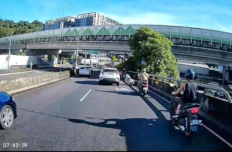 新北市新店區安祥路今早發生機車連環摔車意外，造成4名機車騎士受傷就醫，警方初步調查疑似路面有油漬引起，確實事故原因現由警方調查釐清中。記者王長鼎／翻攝