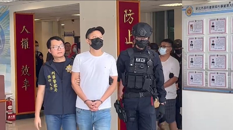 華山幫大哥董克輝(前中)遭起訴涉嫌買凶槍殺竹聯幫弘仁會組長林京履,遭新北地院判決無罪。圖/聯合報系資料照片 華山幫大哥董克輝(前中)遭起訴涉嫌買凶槍殺竹聯幫弘仁會組長林京履,遭新北地院判決無罪。圖/聯合報系資料照片