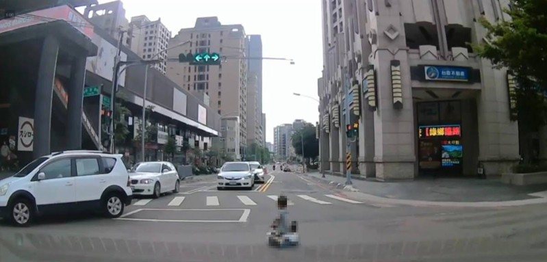 新竹市往竹科重要路段慈雲路,平時交通繁忙、車流量大,沒想到16日竟出現年約3歲的兒童,騎乘玩具車闖紅燈,還跑到十字路口車陣繞圈甩尾。圖/取自竹北人有事嗎 新竹市往竹科重要路段慈雲路,平時交通繁忙、車流量大,沒想到16日竟出現年約3歲的兒童,騎乘玩具車闖紅燈,還跑到十字路口車陣繞圈甩尾。圖/取自竹北人有事嗎