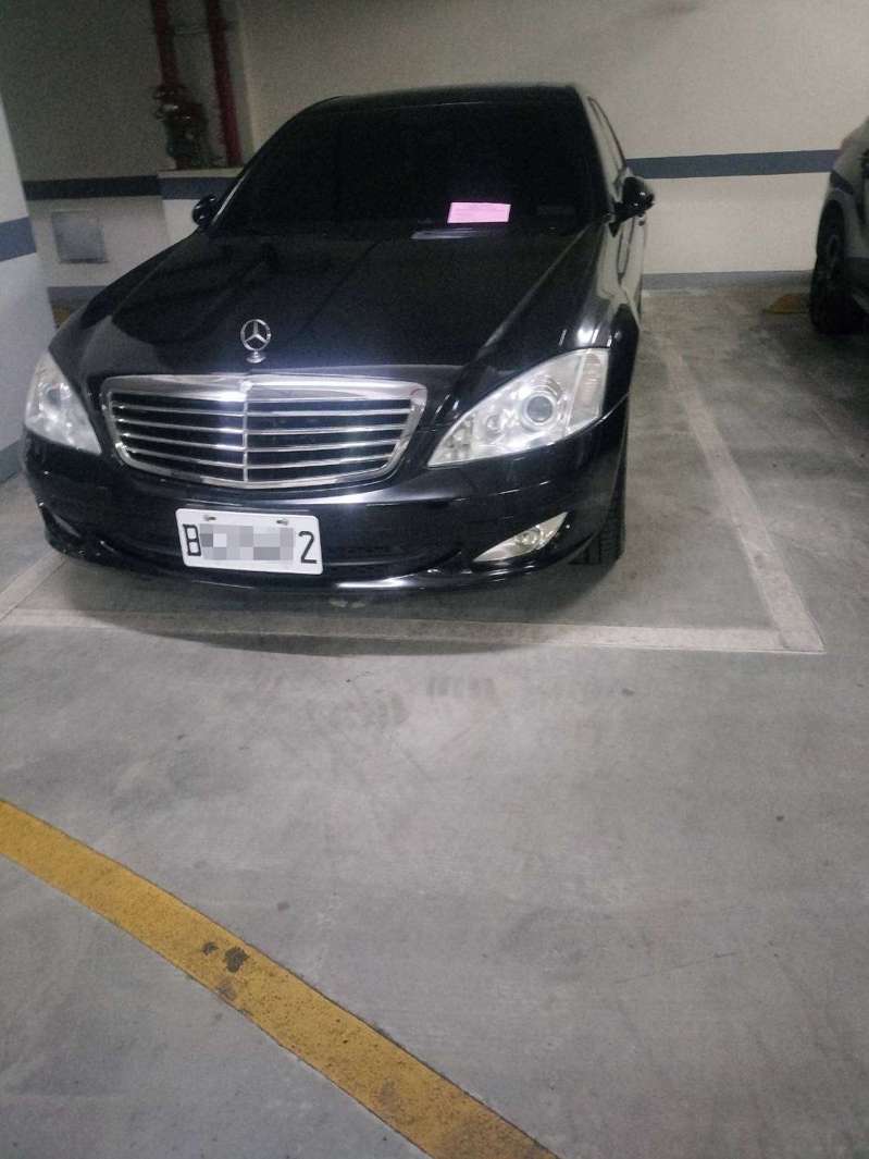 國道警刑大這個月15日逮捕一名通緝犯，搜扣毒品、假車牌、改造槍枝零件依法解送法辦。圖／國道公路警察局刑警大隊