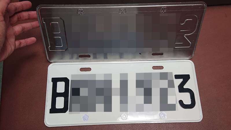 國道警刑大這個月15日逮捕一名通緝犯，搜扣毒品、假車牌、改造槍枝零件依法解送法辦。圖／國道公路警察局刑警大隊