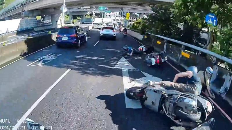新北市新店區安祥路今早發生機車連環摔車意外，造成4名機車騎士受傷就醫，警方初步調查疑似路面有油漬引起，確實事故原因現由警方調查釐清中。記者王長鼎／翻攝
