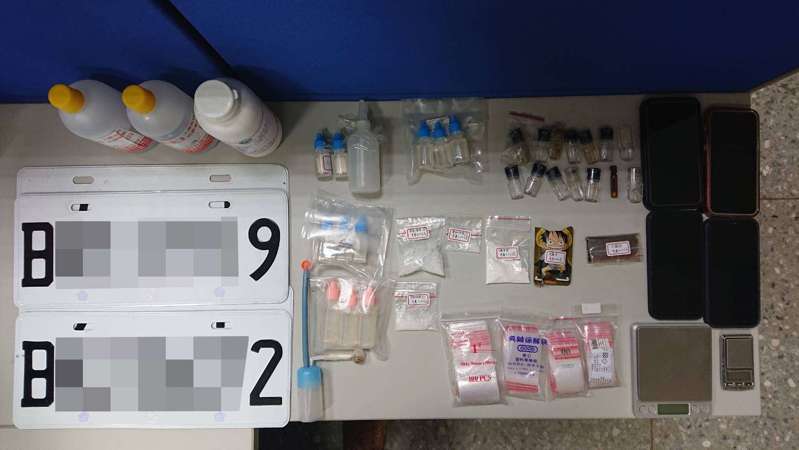 國道警刑大這個月15日逮捕一名通緝犯，搜扣毒品、假車牌、改造槍枝零件依法解送法辦。圖／國道公路警察局刑警大隊