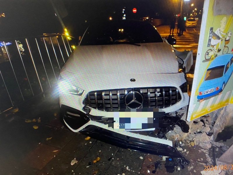雙方車輛在路口發生碰撞，張男車輛右偏撞向路旁號誌燈箱，現場黃女、張男及張男友人等6人皆受擦挫傷。記者李隆揆／翻攝