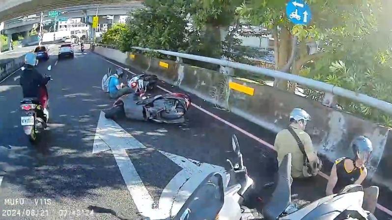 新北市新店區安祥路今早發生機車連環摔車意外，造成4名機車騎士受傷就醫，警方初步調查疑似路面有油漬引起，確實事故原因現由警方調查釐清中。記者王長鼎／翻攝