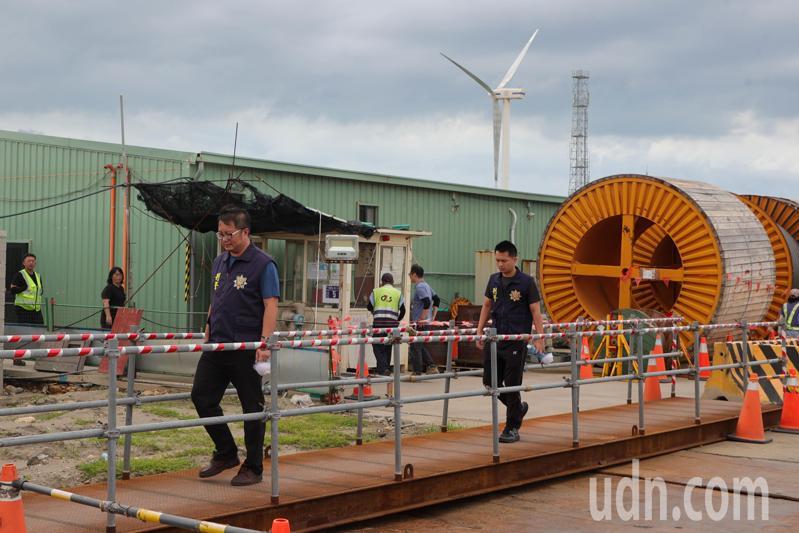 彰化海龍離岸風電鹿港廠發生二氧化碳鋼瓶外洩造多名員工輕重傷，刑警進出調查中。記者黃仲裕／攝影