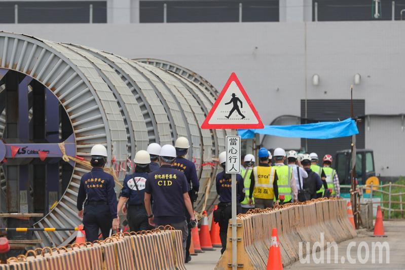 彰化海龍離岸風電鹿港廠發生意外，多名刑警前往調查。記者黃仲裕／攝影