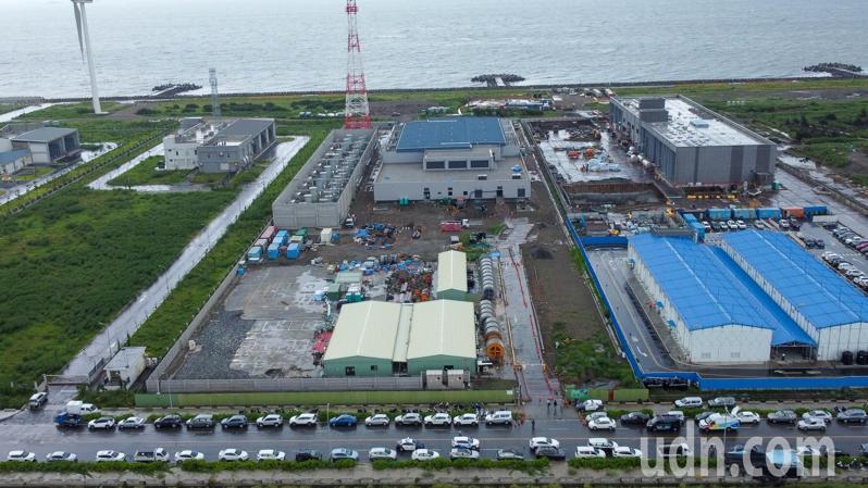 海龍離岸風電鹿港廠陸域降壓站機房昨天發生鋼瓶內二氧化碳外洩，14名員工吸入後有的昏迷，有的身體不適，經送醫急救，3人恢復呼吸心跳但仍昏迷，11人住院醫治，初步調查意外是因做安裝滅火設備時不慎讓二氧化碳外洩。記者黃仲裕／攝影