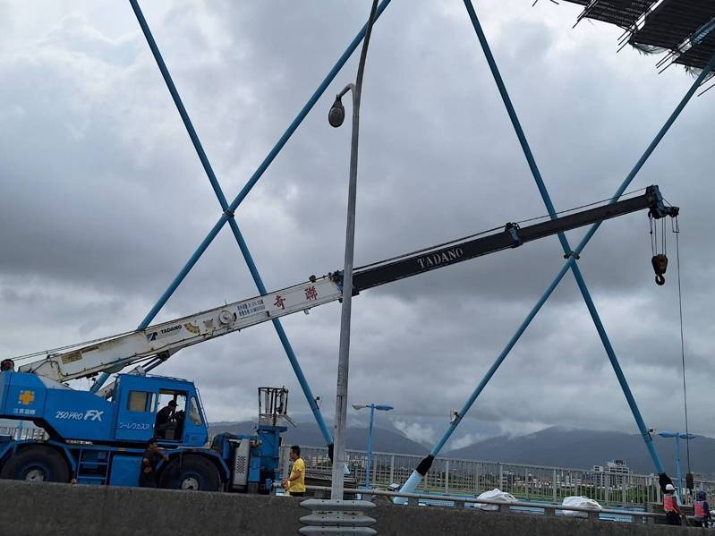 宜蘭市黎霧橋正進行除鏽油漆工程，最近已經傳出兩起施工意外事故。圖／讀者提供