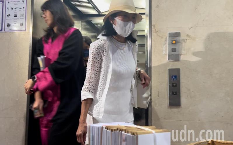 民眾黨主席、前台北市長柯文哲因京華城等案件，被控涉嫌圖利，台北地檢署繼上周陸續傳喚數名台北市都市計畫委員會委員後，今天再傳喚台北市都市計畫委員會委員王价巨、郭瓊瑩（右）作證，兩人訊後均請回。記者房荷庭／攝影