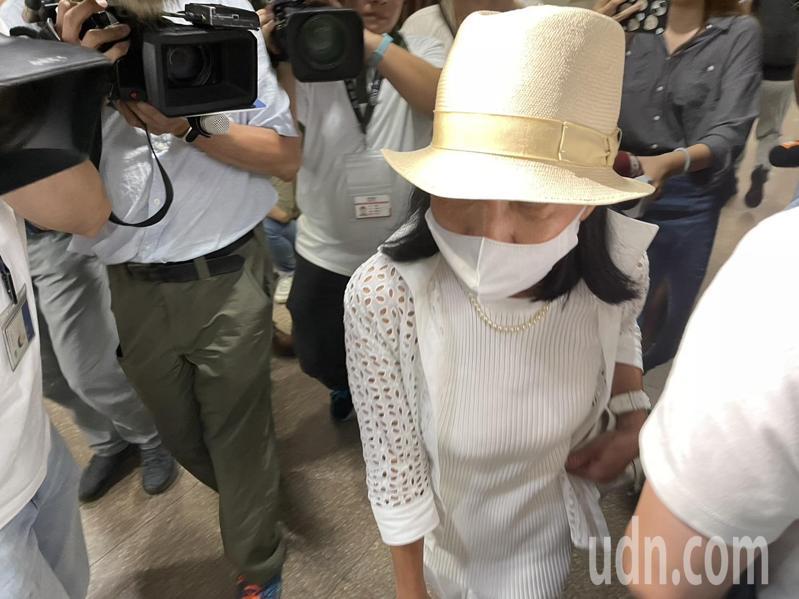 民眾黨主席、前台北市長柯文哲因京華城等案件，被控涉嫌圖利，台北地檢署繼上周陸續傳喚數名台北市都市計畫委員會委員後，今天再傳喚台北市都市計畫委員會委員王价巨、郭瓊瑩（中）作證，兩人訊後均請回。記者王聖藜／攝影