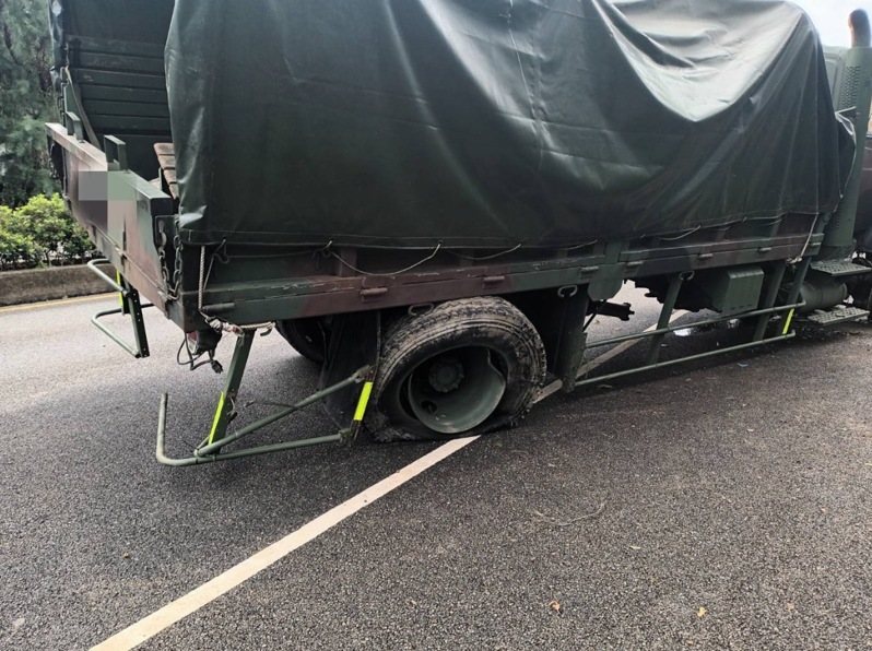 陸軍八軍團43砲指部中型戰術輪車，今日上午在屏東楓港路段撞上路樹，7人送醫。圖／枋寮警分局提供