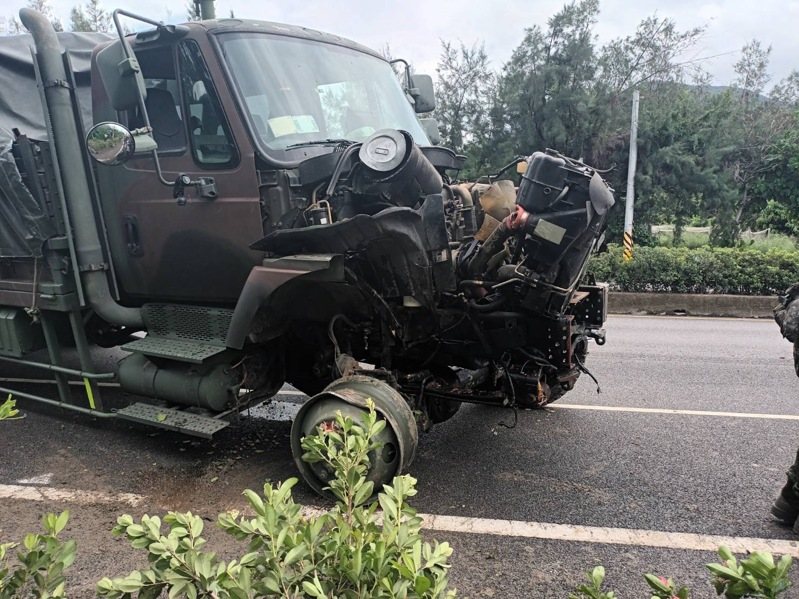 陸軍八軍團43砲指部中型戰術輪車，今日上午在屏東楓港路段撞上路樹，7人送醫。圖／枋寮警分局提供
