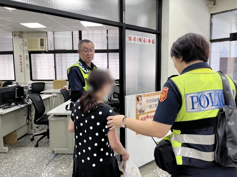 高雄市52歲盧姓女子(中)日前帶著新台幣2000元北上台中,與網友「阿豪」相約見面,不料對方並未現身,到他聲稱居住的社區也查無此人,身上旅費用罄、手機沒電,只好到警局求助。(翻攝照片)中央社 高雄市52歲盧姓女子(中)日前帶著新台幣2000元北上台中,與網友「阿豪」相約見面,不料對方並未現身,到他聲稱居住的社區也查無此人,身上旅費用罄、手機沒電,只好到警局求助。(翻攝照片)中央社