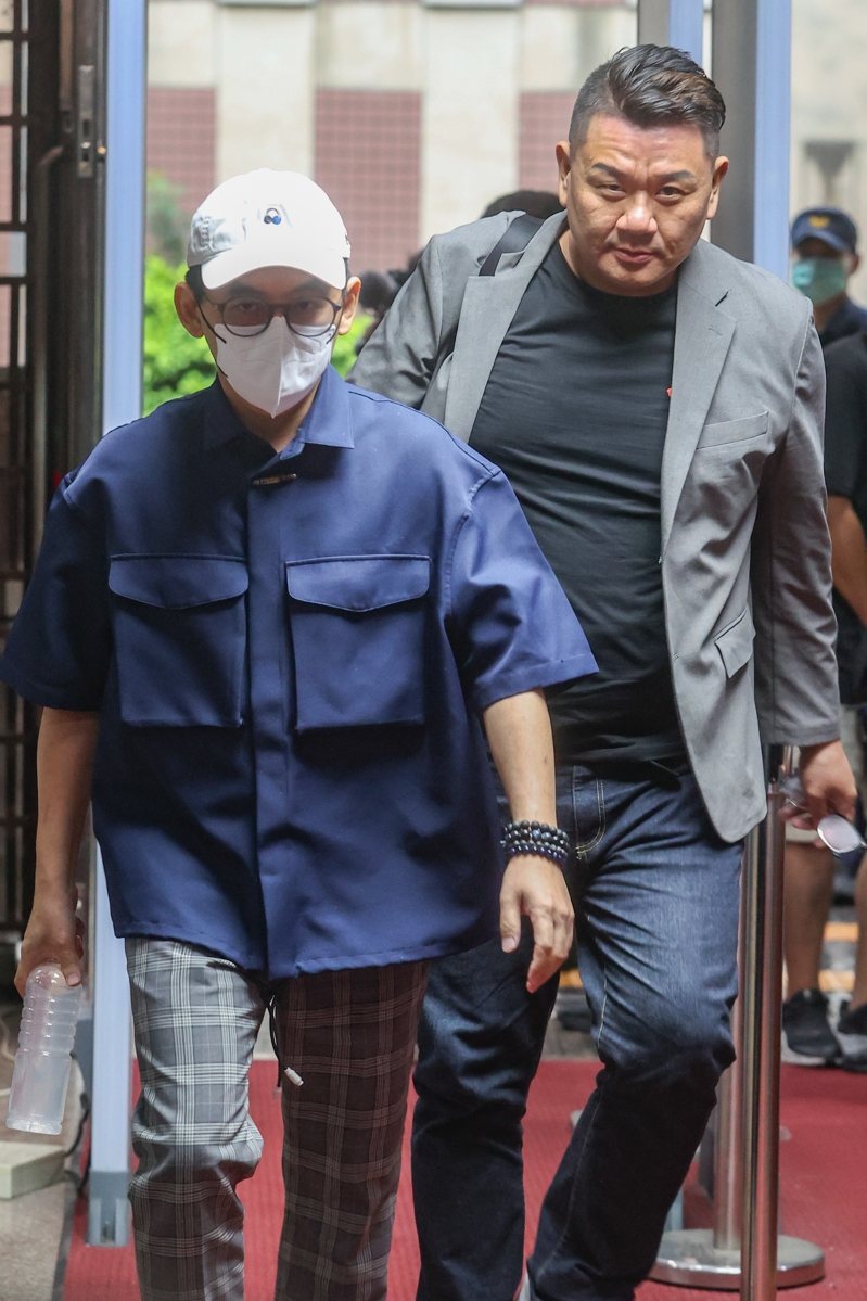 藝人黃子佼無故持有未成年性影像,依違反兒童及少年性剝削防制條例起訴,台北地院今天下午再度開庭;黃子佼(左)約下午四時抵達,不發一語。記者葉信菉/攝影 藝人黃子佼無故持有未成年性影像,依違反兒童及少年性剝削防制條例起訴,台北地院今天下午再度開庭;黃子佼(左)約下午四時抵達,不發一語。記者葉信菉/攝影