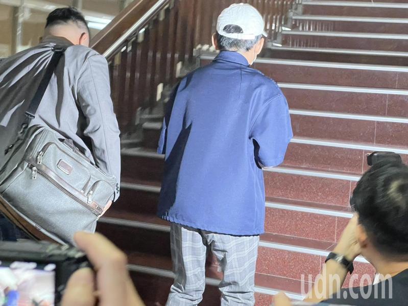 黃子佼每次出庭都穿同一款式、顏色的「改良式青年裝」,今天照舊。記者王聖藜/攝影 黃子佼每次出庭都穿同一款式、顏色的「改良式青年裝」,今天照舊。記者王聖藜/攝影