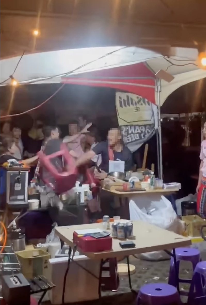 花蓮縣光復鄉太巴塱部落豐年祭昨凌晨傳出激烈肢體衝突,現場多名男子毆打成一團,被嘲諷「豐年祭變格鬥祭」,部落發聲明譴責。記者王思慧/翻攝 花蓮縣光復鄉太巴塱部落豐年祭昨凌晨傳出激烈肢體衝突,現場多名男子毆打成一團,被嘲諷「豐年祭變格鬥祭」,部落發聲明譴責。記者王思慧/翻攝