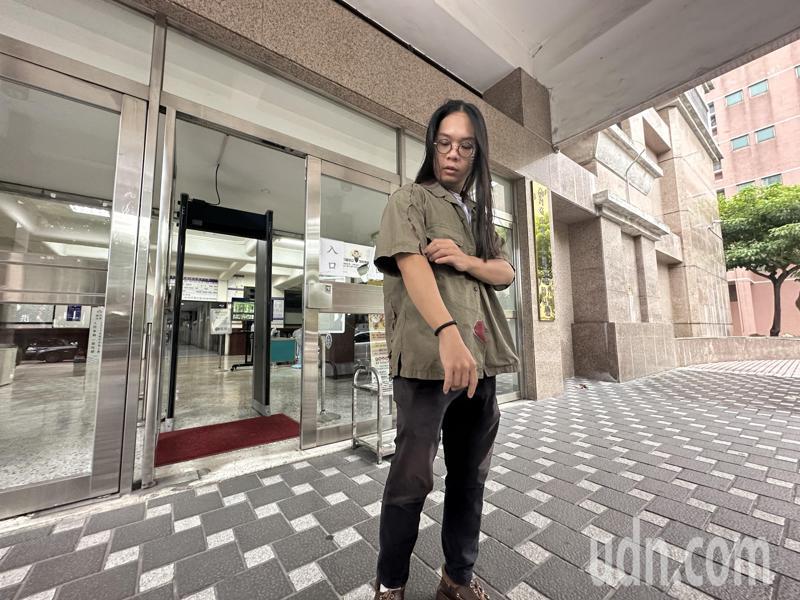 許瑞顯今也特別穿著當天在中捷上遇襲的軍綠色短袖襯衫,因急診被剪破,後由女友縫合,今穿著調解象徵自己傷痛被撫平了。記者曾健祐/攝影 許瑞顯今也特別穿著當天在中捷上遇襲的軍綠色短袖襯衫,因急診被剪破,後由女友縫合,今穿著調解象徵自己傷痛被撫平了。記者曾健祐/攝影