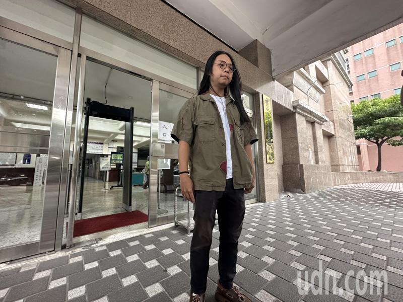 許瑞顯今也特別穿著當天在中捷上遇襲的軍綠色短袖襯衫,因急診被剪破,後由女友縫合,今穿著調解象徵自己傷痛被撫平了。記者曾健祐/攝影 許瑞顯今也特別穿著當天在中捷上遇襲的軍綠色短袖襯衫,因急診被剪破,後由女友縫合,今穿著調解象徵自己傷痛被撫平了。記者曾健祐/攝影