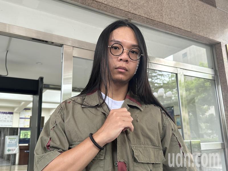許瑞顯今特別穿著當天在中捷上遇襲的軍綠色短袖襯衫,左胸口還留有被洪男持刀刺傷的破洞。記者曾健祐/攝影 許瑞顯今特別穿著當天在中捷上遇襲的軍綠色短袖襯衫,左胸口還留有被洪男持刀刺傷的破洞。記者曾健祐/攝影