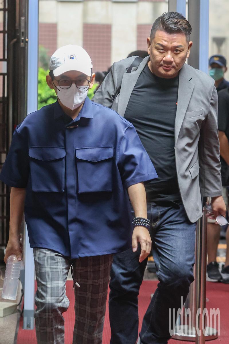 藝人黃子佼無故持有未成年性影像,依違反兒童及少年性剝削防制條例起訴,台北地院今天下午再度開庭;黃子佼(左)約下午四時抵達,不發一語。記者葉信菉/攝影 藝人黃子佼無故持有未成年性影像,依違反兒童及少年性剝削防制條例起訴,台北地院今天下午再度開庭;黃子佼(左)約下午四時抵達,不發一語。記者葉信菉/攝影