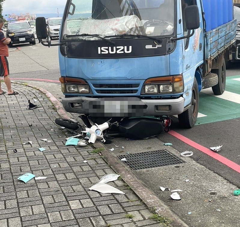台中市大里區甲堤南路昨天下午發生貨車和機車的碰撞車禍,機車被卡在貨車底,幾乎全毀。圖/民眾提供 台中市大里區甲堤南路昨天下午發生貨車和機車的碰撞車禍,機車被卡在貨車底,幾乎全毀。圖/民眾提供