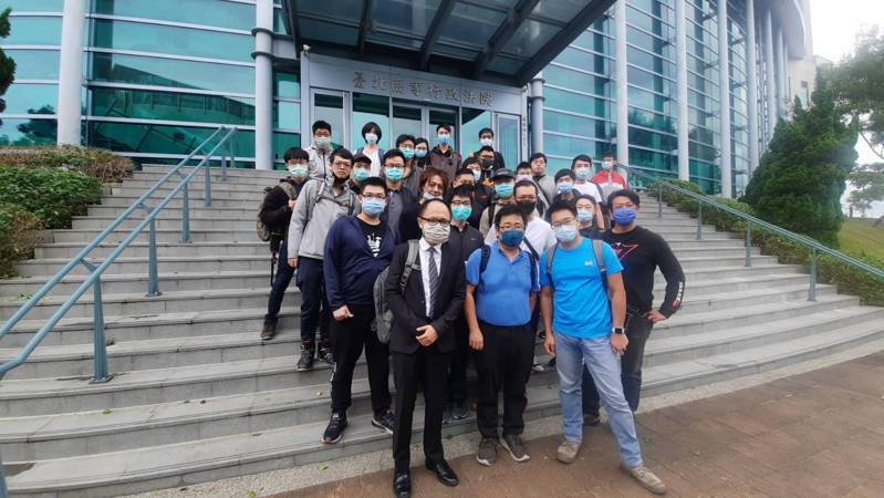 YouTuber「火花羅」羅邵華、台灣交通安全協會理事林志學認為蘇花改限制機車通行是差別待遇，提告要求交通部公路總局第四區養護工程處撤銷相關交通標誌，案件纏訟。最高行政法院今指出，在調解委員、東吳大學特聘教授程明修協助下，2人撤告。圖／聯合報系資料照