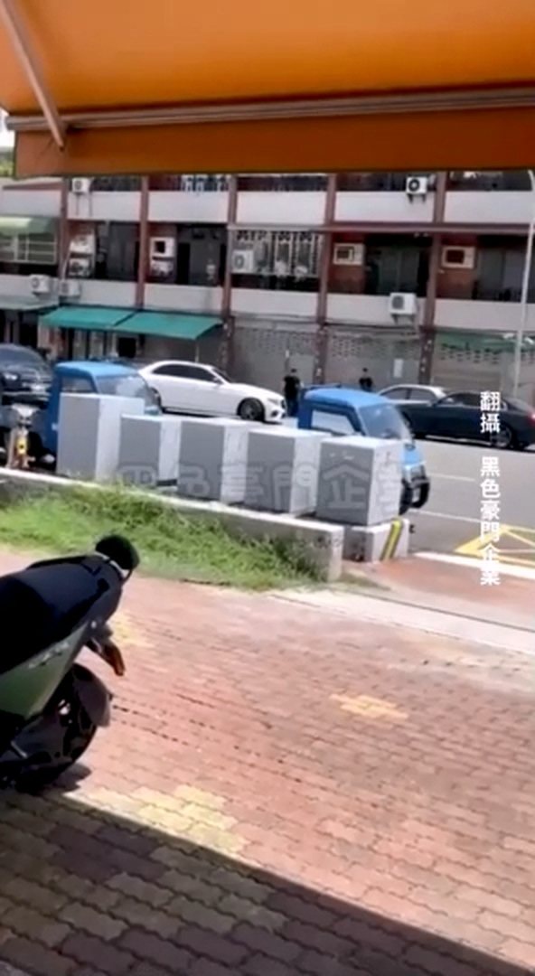 嘉義市街頭出現球棒、刀械鬥毆案件，民眾驚慌喊報警。圖／翻攝畫面