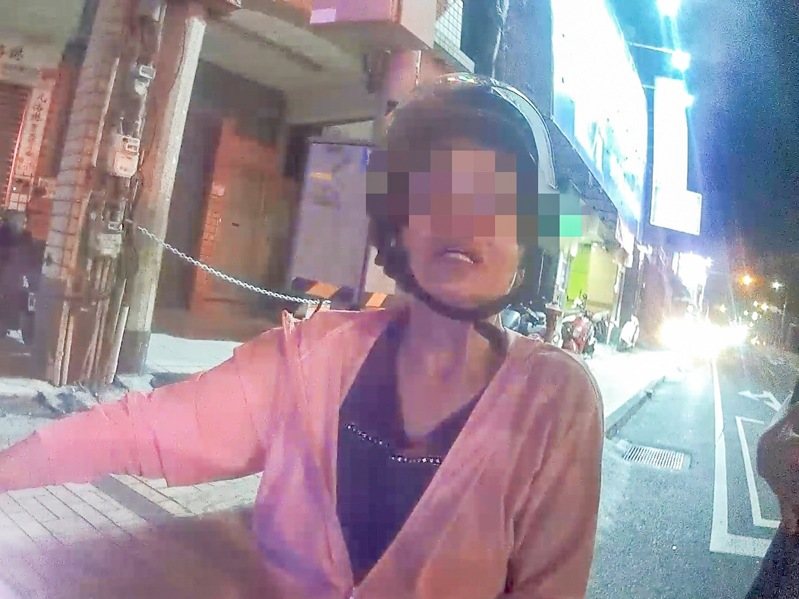 79歲的鄭姓婦人昨晚騎車出門買晚餐，行經經近百公里距離，過了6小時都尚未返家，經家人報案，警方調閱監視器追查並分析可能停留位置成功找到。記者翁唯真／翻攝
