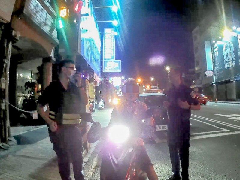 79歲的鄭姓婦人昨晚騎車出門買晚餐，行經經近百公里距離，過了6小時都尚未返家，經家人報案，警方調閱監視器追查並分析可能停留位置成功找到。記者翁唯真／翻攝