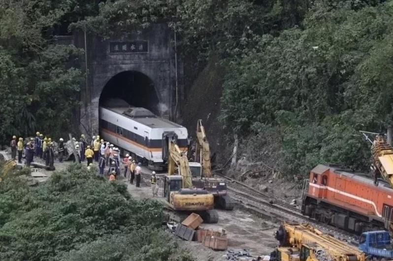 3年前清明連假，408列次太魯閣號撞上翻落邊坡的吊卡大貨車，釀成慘重死傷。圖／聯合報系資料照片