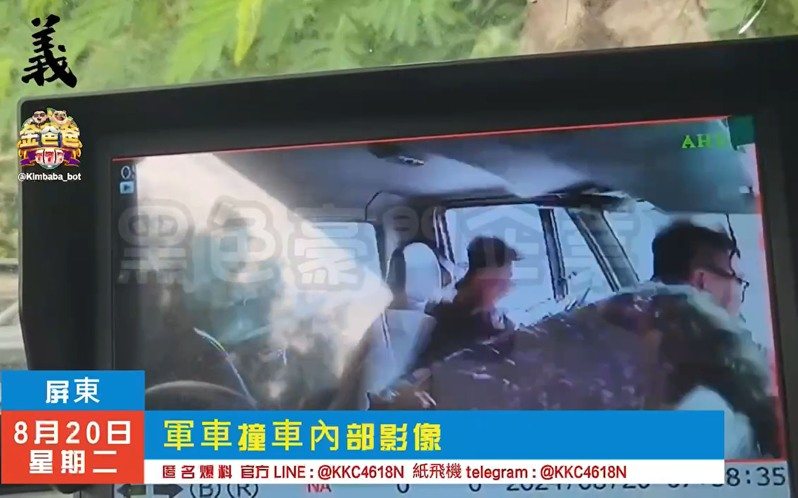 陸軍八軍團43砲指部一輛中型戰術輪車今日上午8時許發生車禍,影片可見車禍發生瞬間,副駕駛人都飛起來。圖/翻攝自黑色豪門群組 陸軍八軍團43砲指部一輛中型戰術輪車今日上午8時許發生車禍,影片可見車禍發生瞬間,副駕駛人都飛起來。圖/翻攝自黑色豪門群組