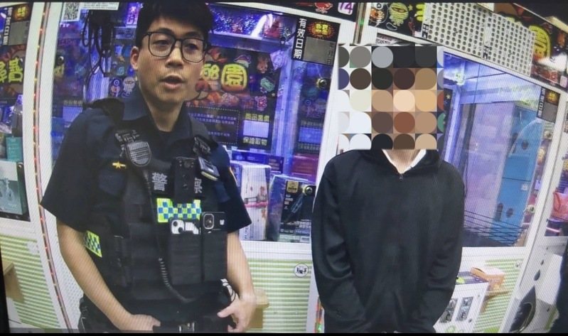 李姓男子（右）涉嫌偷取娃娃機店內16支公仔，當場被捕法辦。圖／民眾提供