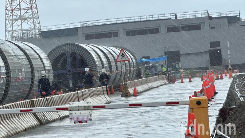 彰化縣彰濱鹿港區海龍離岸風電陸域降壓站,昨天上午傳出鋼瓶內二氧化碳外洩,17人送醫。記者劉明岩/攝影 彰化縣彰濱鹿港區海龍離岸風電陸域降壓站,昨天上午傳出鋼瓶內二氧化碳外洩,17人送醫。記者劉明岩/攝影