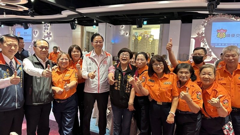 桃園市長張善政昨出席113年度桃園市民防總隊交通義勇警察大隊幹部訓練,慰勉績優交警義交。記者周嘉茹/翻攝 桃園市長張善政昨出席113年度桃園市民防總隊交通義勇警察大隊幹部訓練,慰勉績優交警義交。記者周嘉茹/翻攝