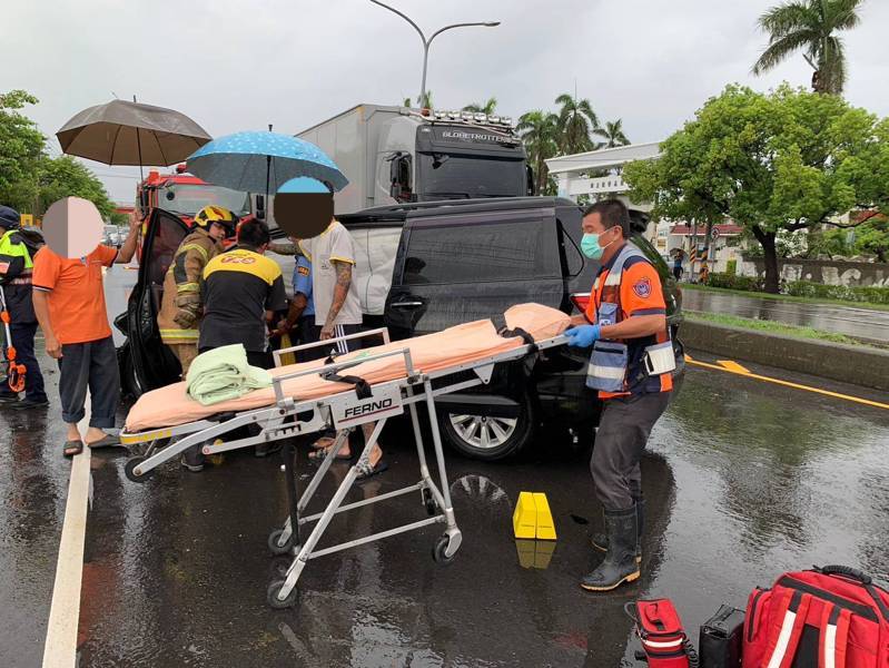 疑疲勞駕駛，南市後壁省道下午發生休旅車自撞橋墩4人送醫。圖／民眾提供