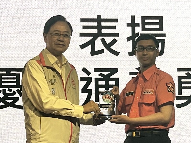 張善政表揚績優交通警察李志堅等22名及績優交通義勇警察王振渝等70名。記者周嘉茹/翻攝 張善政表揚績優交通警察李志堅等22名及績優交通義勇警察王振渝等70名。記者周嘉茹/翻攝