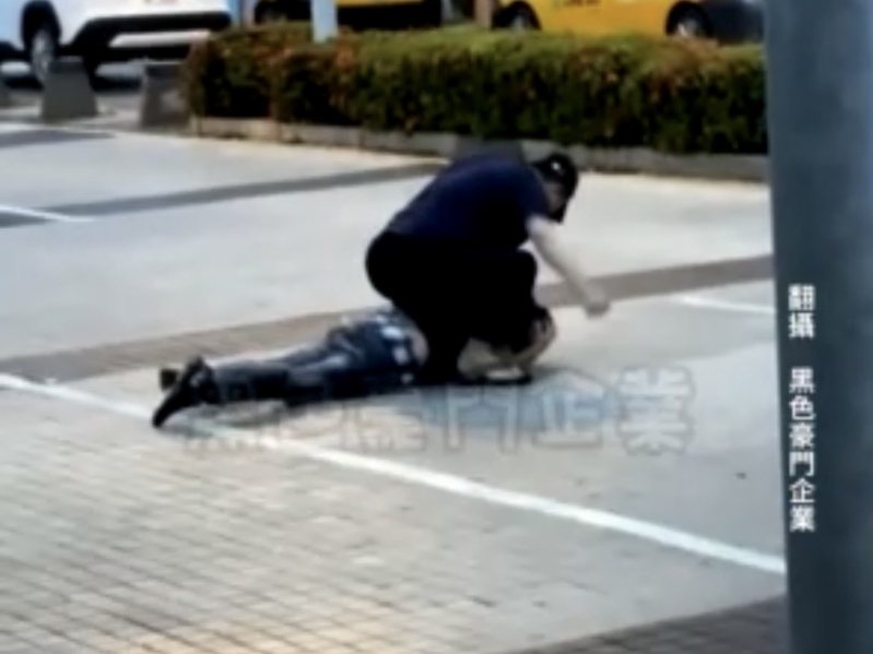 高鐵嘉義站外昨天有2男互毆扭打，都稱要對對方提告傷害。記者黃于凡／翻攝