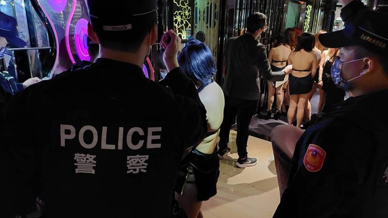 台北市警方大陣仗對林森北路酒店進行臨檢，清查有無越南籍小姐坐檯。圖／報系資料照
