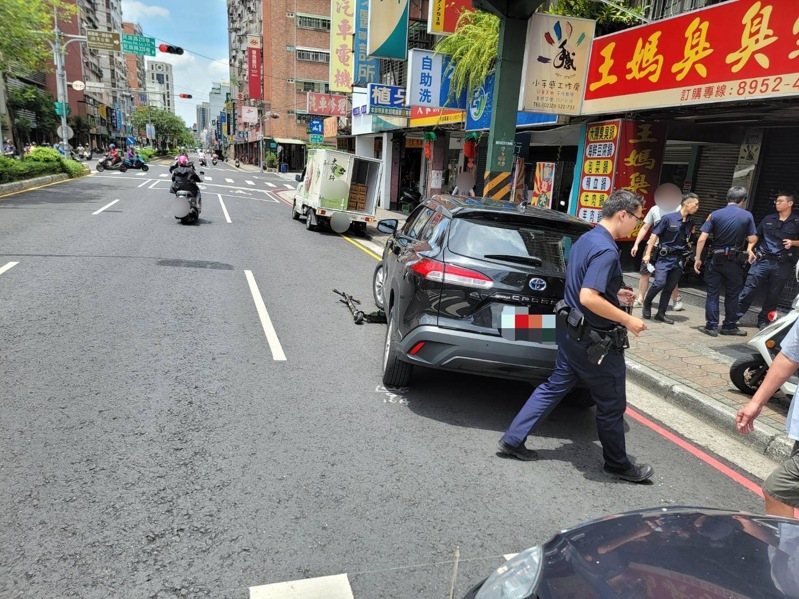 海山警方獲報趕抵現場，對雙方駕駛開出罰單。記者黃子騰／翻攝