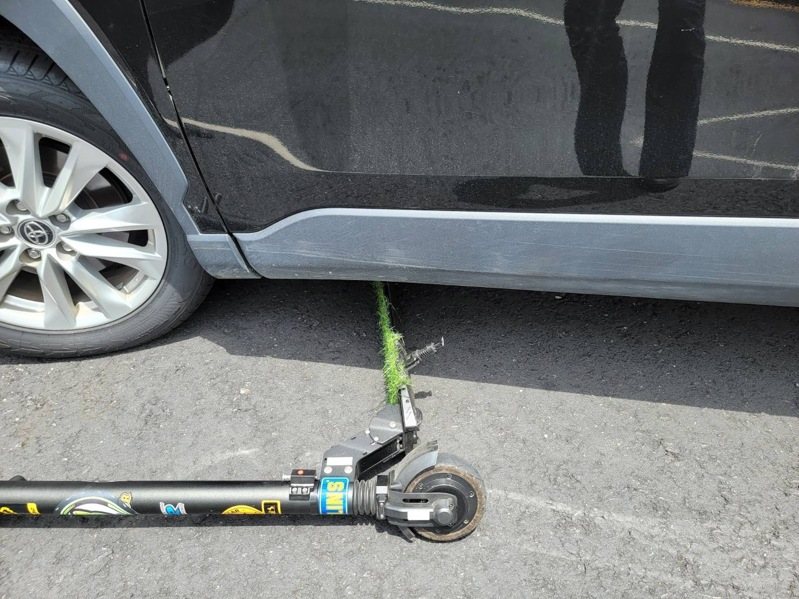丁男騎乘的電動滑板車上還貼滿小草。記者黃子騰／翻攝